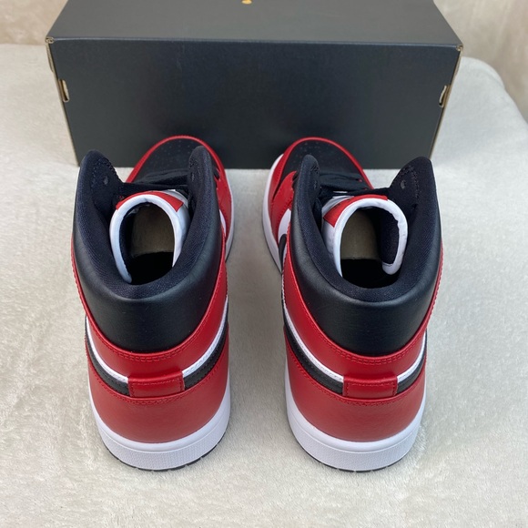 Nike Air Jordan 1 Mid Chicago Black Toe - Picture 4 of 7
